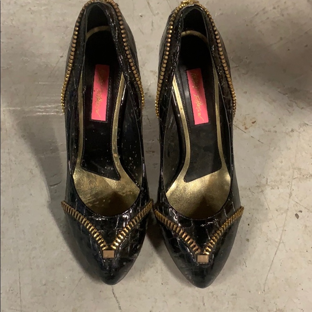 Black pumps